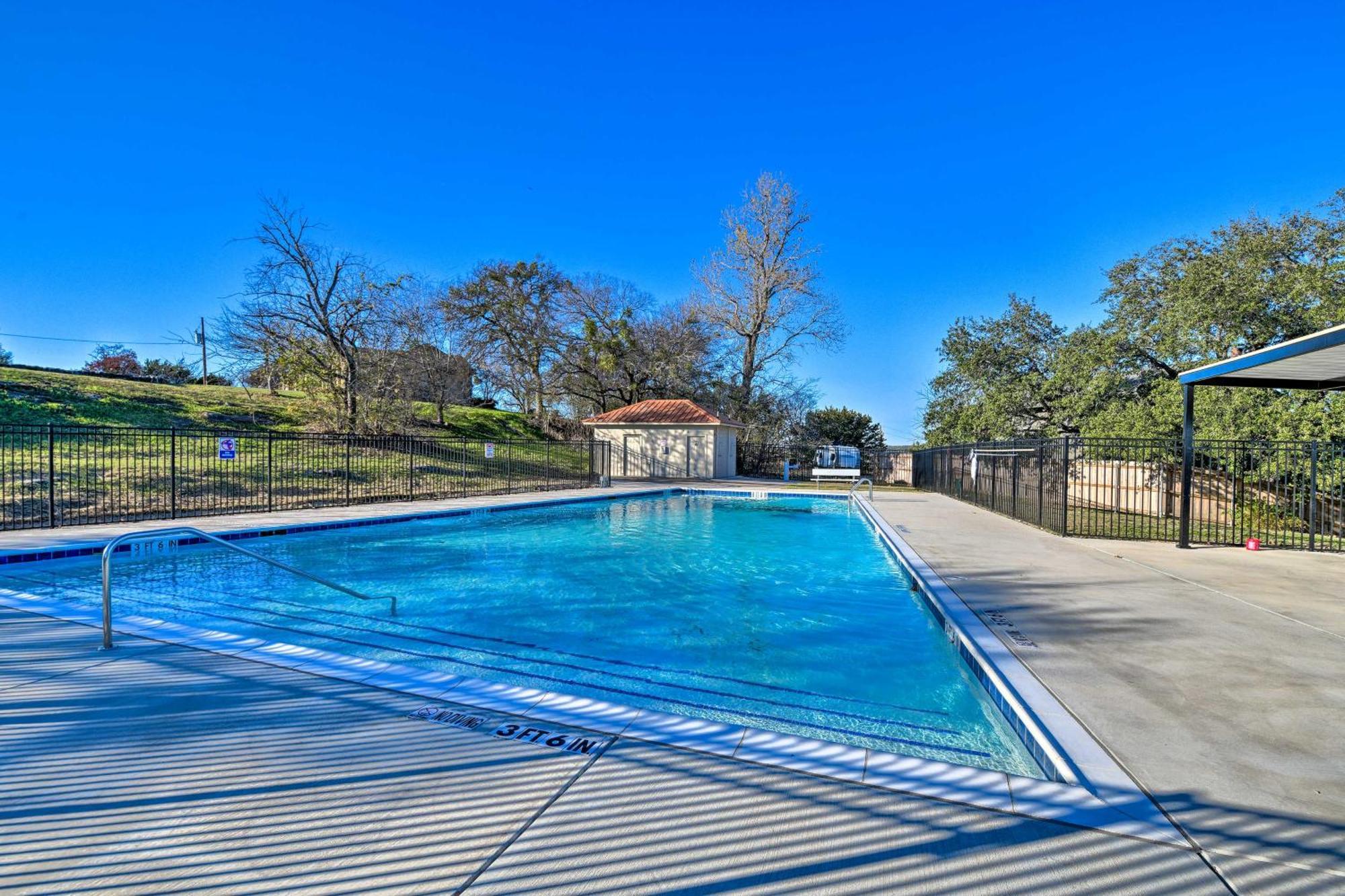 Granbury Home With Hot Tub And Furnished Patio! Exterior photo