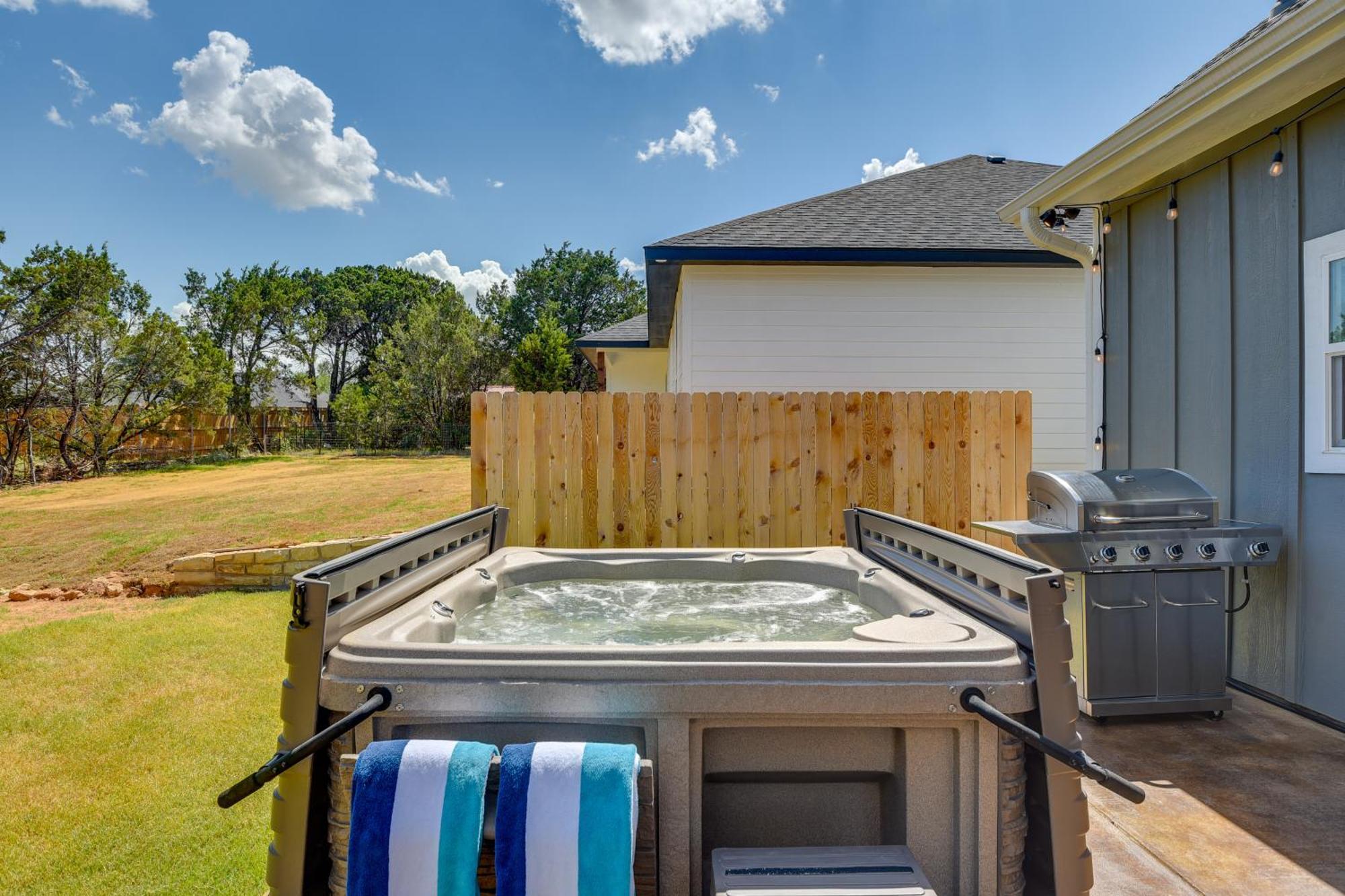 Granbury Home With Hot Tub And Furnished Patio! Exterior photo